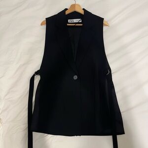 Vest with side open slits